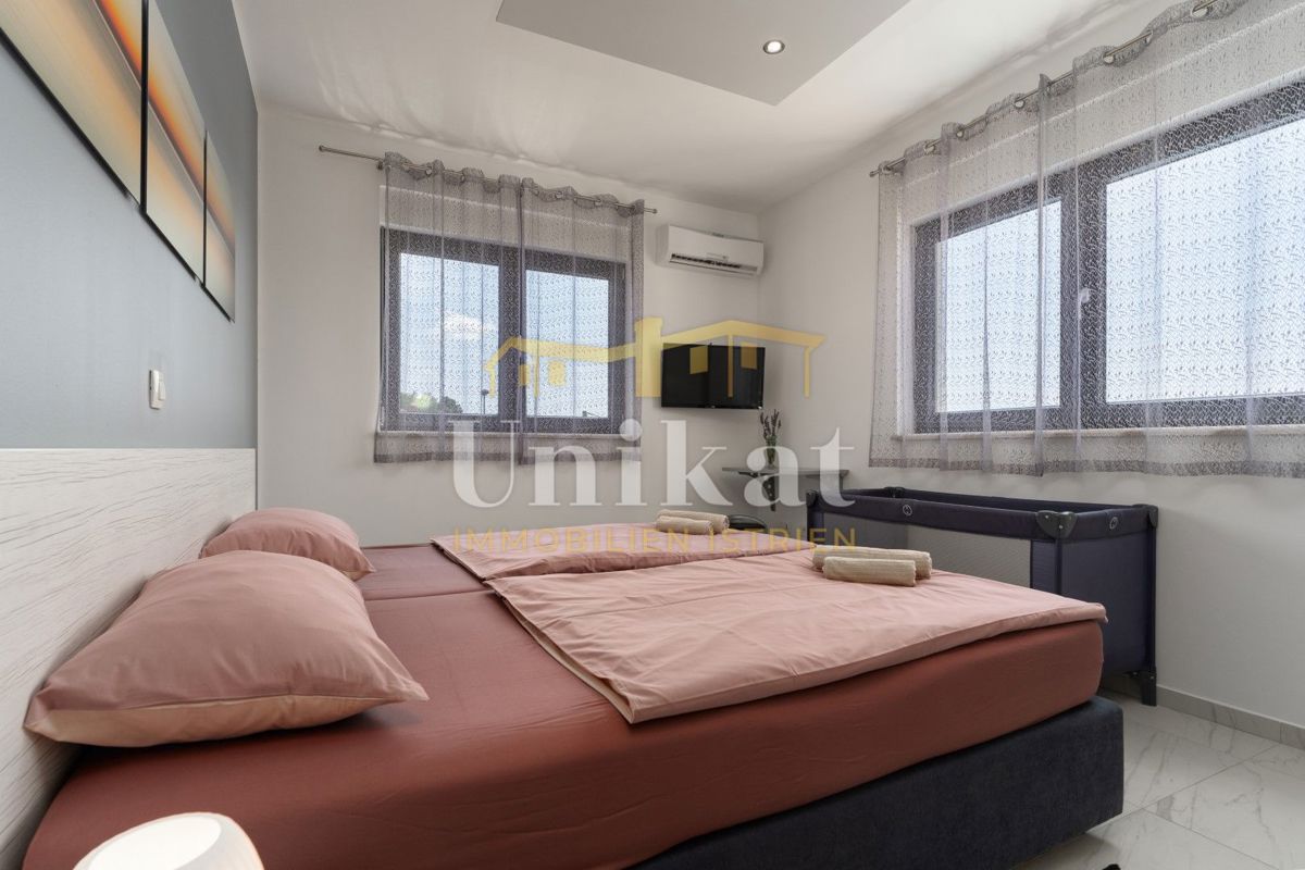 Moderna doppia villetta con piscina e vista mare